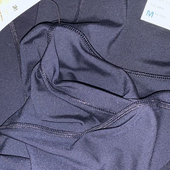 Nwt old navy elevate leggings with mesh down legs and 2 pockets - Picture 5 of 5